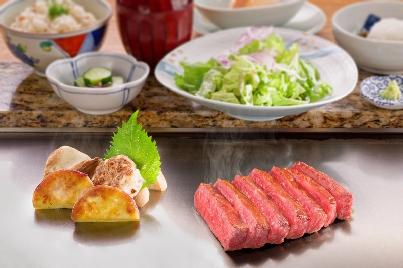 導入事例1 喜扇亭 吉祥寺店 料理レタス、サラダ、肉画像